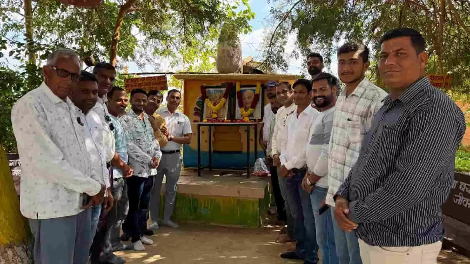 तस्वीर में छोटी सादड़ी में सरदार वल्लभभाई पटेल की जयंती पर श्रद्धांजलि अर्पित करते पाटीदार समाज के लोग दिख रहे हैं। तस्वीर में छोटी सादड़ी में सरदार वल्लभभाई पटेल की जयंती पर श्रद्धांजलि अर्पित करते पाटीदार समाज के लोग दिख रहे हैं।