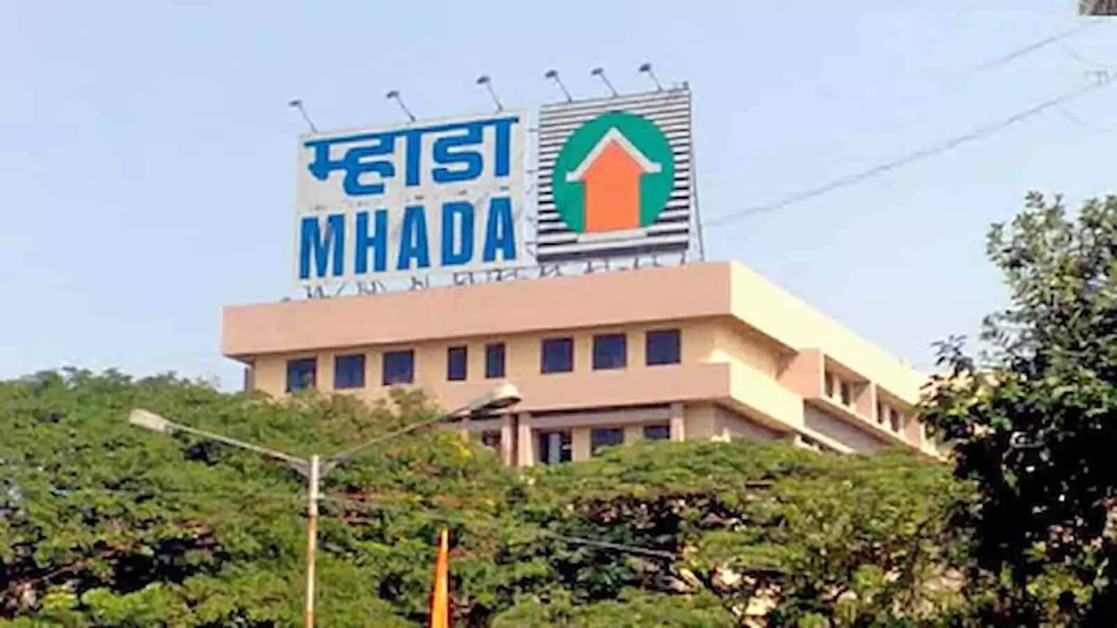 तस्वीर में इमारत के ऊपर लगा म्हाडा का बोर्ड पुणे बालेवाड़ी म्हाडा लॉटरी विवाद के संदर्भ में दिख रहा है। तस्वीर में इमारत के ऊपर लगा म्हाडा का बोर्ड पुणे बालेवाड़ी म्हाडा लॉटरी विवाद के संदर्भ में दिख रहा है।
