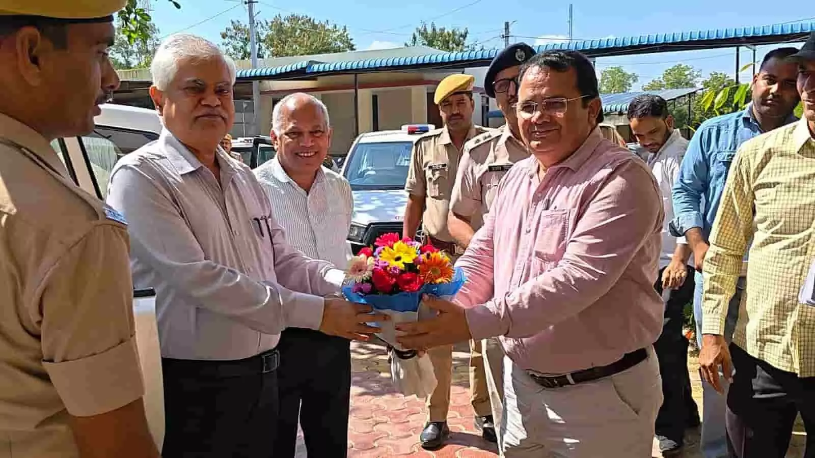 तस्वीर में अधिकारियों द्वारा ब्यावर में राज्य चुनाव आयुक्त राजेश्वर सिंह का स्वागत करते हुए। तस्वीर में अधिकारियों द्वारा ब्यावर में राज्य चुनाव आयुक्त राजेश्वर सिंह का स्वागत करते हुए।