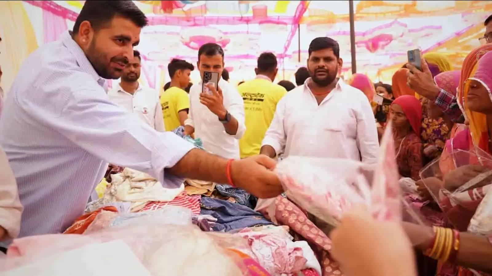तस्वीर में बाड़मेर के गड़रा रोड पर विधायक रविन्द्र सिंह भाटी जरूरतमंदों को दिवाली सामग्री बांटते दिख रहे हैं। तस्वीर में बाड़मेर के गड़रा रोड पर विधायक रविन्द्र सिंह भाटी जरूरतमंदों को दिवाली सामग्री बांटते दिख रहे हैं।