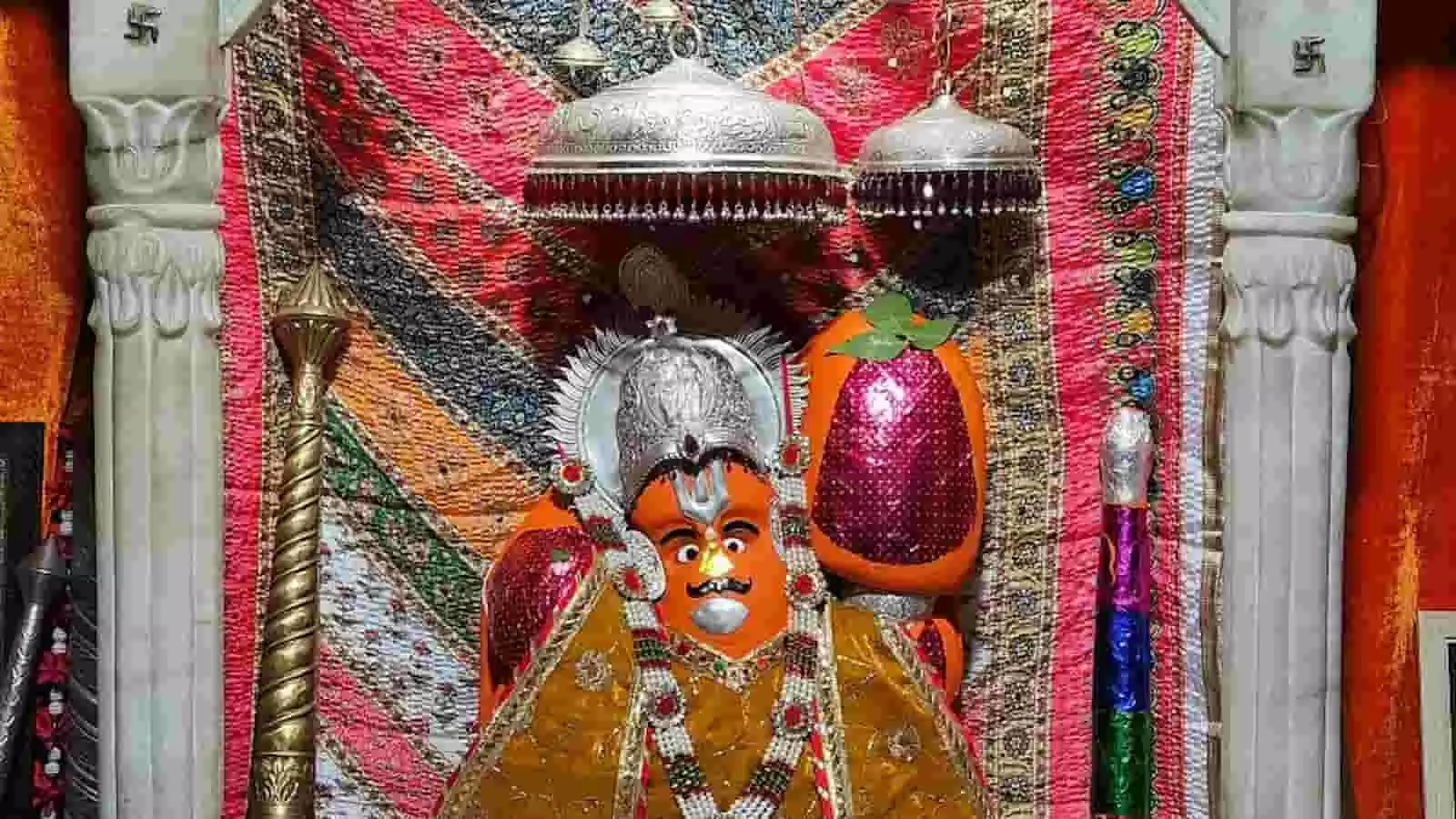 तस्वीर में जयपुर के हाथोज धाम मंदिर में दक्षिणमुखी बालाजी महाराज की प्रतिमा भव्य श्रृंगार के साथ दिखाई दे रही है। तस्वीर में जयपुर के हाथोज धाम मंदिर में दक्षिणमुखी बालाजी महाराज की प्रतिमा भव्य श्रृंगार के साथ दिखाई दे रही है।