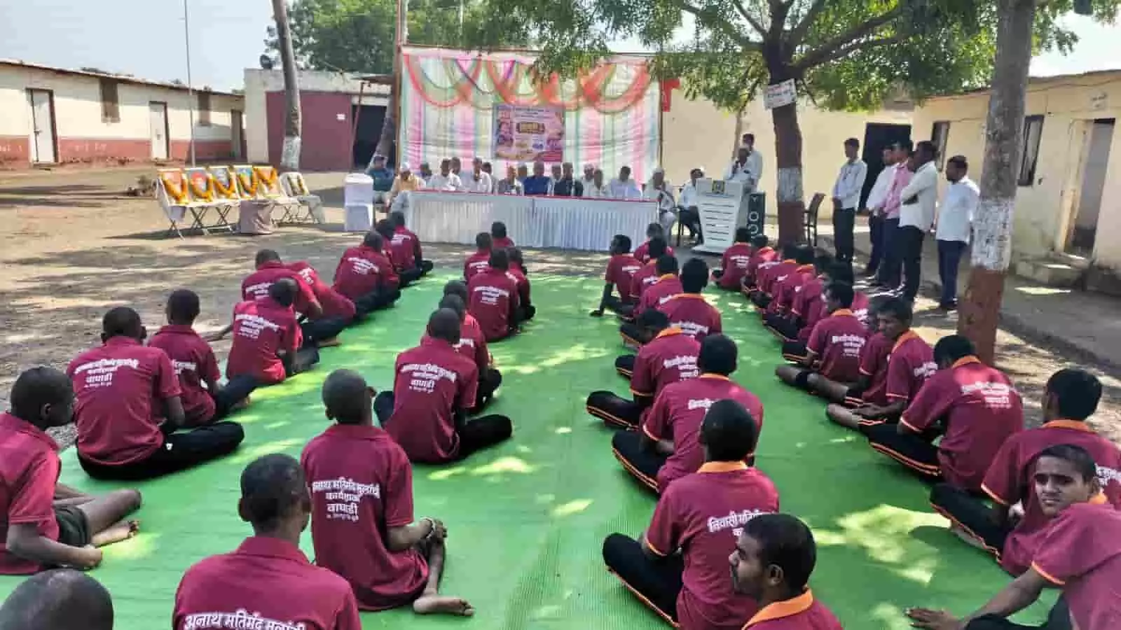 तस्वीर में महाराष्ट्र के धुले जिले के शिरपुर तहसील के वाघाडी स्थित अनाथ एवं आवासीय बौद्धिक दिव्यांग बच्चों की कार्यशाला में दिवाली कार्यक्रम के दौरान बैठे हुए बच्चे दिख रहे हैं। तस्वीर में महाराष्ट्र के धुले जिले के शिरपुर तहसील के वाघाडी स्थित अनाथ एवं आवासीय बौद्धिक दिव्यांग बच्चों की कार्यशाला में दिवाली कार्यक्रम के दौरान बैठे हुए बच्चे दिख रहे हैं।